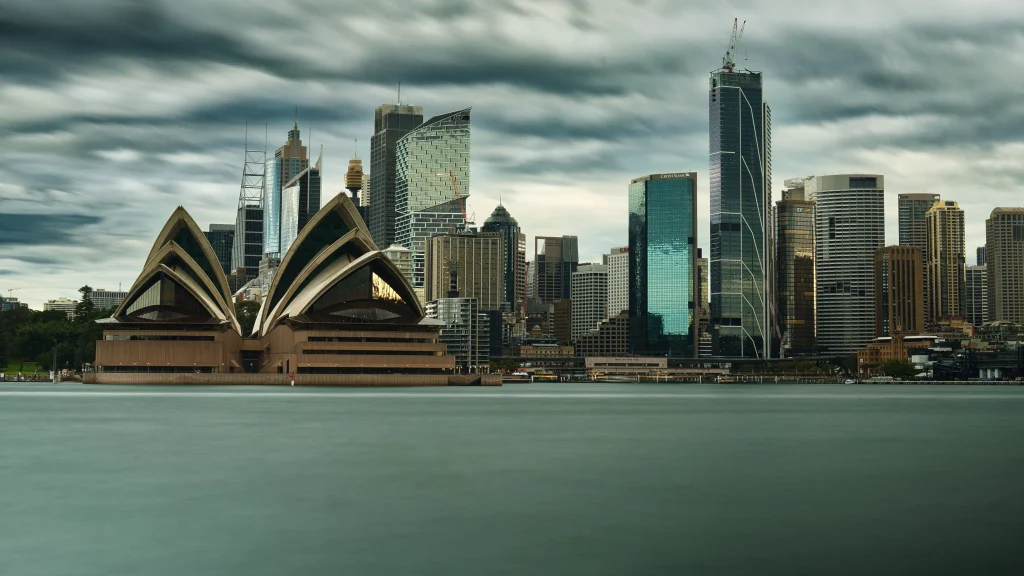 Pohľad na panorámu Sydney s budovou opery a mrakodrapmi pri prácu v Austrálii.